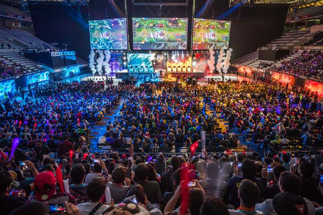 flusha 在 dima_wallhacks 的直播中与 10 个 FACEIT 级别的玩家对战